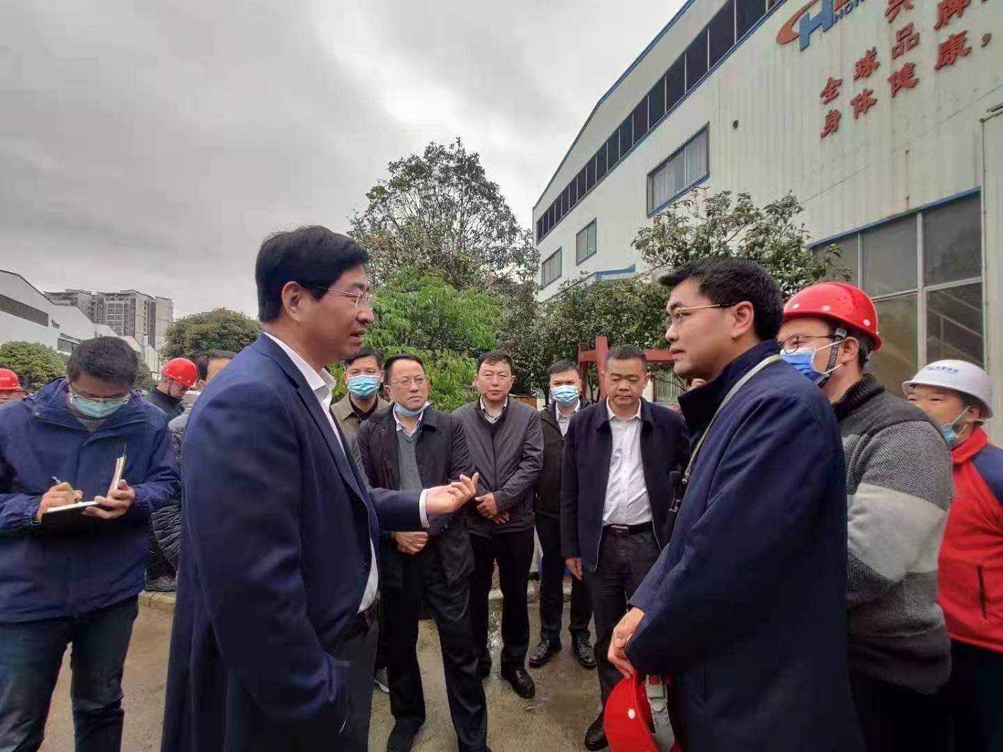 桂林市委書記周家斌書記，鐘洪常務副市長等市委市政府，區委區政府領導一行開年第一站來到廣西桂林鴻程機械廠指導慰問
